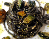 Foto del paso 5 de la receta: Espaguetis con tinta, y gambas con calabacín