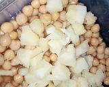 A picture of step 6 of Dahi Phulki Chana Chaat.
