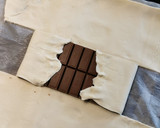 Foto del paso 2 de la receta: Hojaldre relleno de chocolate y cubierto de almendra y azúcar