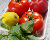 Foto del paso 1 de la receta: Ensalada caprese de verano con melocotones y pesto