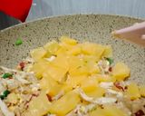 Foto langkah ke 6 dari resep Nasi Goreng Nanas/Pineapple Fried Rice.