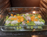 Foto del paso 6 de la receta: Pescadilla al horno con guisantes y cebolla