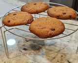 A picture of step 5 of Lotus Cream and Chocolate Chip Cookies.