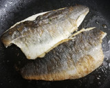 Foto del paso 2 de la receta: Lubina a la plancha con hierbas aromáticas 🌿