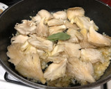 Foto del paso 4 de la receta: Pollo en salsa de cebolla y setas