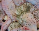 Foto del paso 1 de la receta: Alitas de pollo y papas al horno