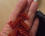 Foto del paso 1 de la receta: Fusilli con queso brie de cabra, tomatitos cherry y albahaca 🍝Pasta seca sin gluten con queso brie