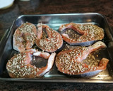 Foto del paso 6 de la receta: Salmón con costra al horno con guarnición de habas baby