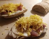 Sonkás-sajtos melegszendvics ciabattából glutén-és tejmentesen recept fázis 4 fotója