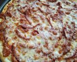 Une image de l'étape 6 de Pizza au lardon et des tranches de salami de dinde.