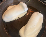 Foto del paso 2 de la receta: Chiles capeados rellenos de queso en caldillo de tomate