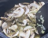 Foto langkah ke 3 dari resep Zuppa Creamy Mushroom Soup.