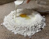 Foto del paso 2 de la receta: Medialunas (sin manteca)