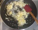 Gambar langkah 2 resipi Pineapple shrimp fried rice.