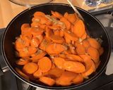 Une image de l'étape 8 de Carottes à l'orange, miel, épices et oignon de roscoff.