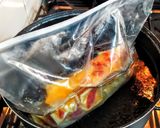 Foto del paso 3 de la receta: HUEVOS RELLENOS🥚🌶️🍅🌰🥩🧀🥑 En Bolsa...!