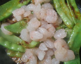 Foto del paso 4 de la receta: Tirabeques con gambas y ajos tiernos