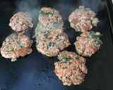 Une image de l'étape 7 de Galettes de porc épicées aux fanes de radis, herbes et tomate.