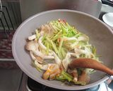 芹菜炒秀珍菇(簡單料理)的食譜步驟3照片
