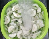 Foto langkah ke 2 dari resep Tumis Timun Telur.