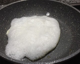 Foto del paso 2 de la receta: Tortilla francesa BLW con queso y pavo