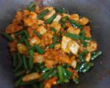 Foto langkah ke 4 dari resep Balado ayam, kacang panjang dan tahu.