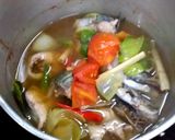 A picture of step 5 of Clear Soup Tom Yum with Mackerel.