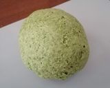 Foto del passaggio 2 della ricetta Schiacciatine con farina di bucce di piselli