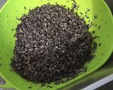 Une image de l'étape 1 de Riz noir au bouillon de crevettes, légumes et romarin.