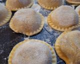 Foto del paso 5 de la receta: Sorrentinos de zapallo y pollo con masa de semolin
