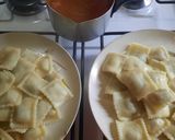 Foto del paso 4 de la receta: Ravioles con salsa y salchichas de Viena