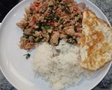 Foto langkah ke 4 dari resep Pad Kra Pao Gai (ayam kemangi Thailand).
