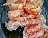 Foto del paso 1 de la receta: Tiras de pechuga de pollo a las hierbas provenzales con quinoa y tomate confitado
