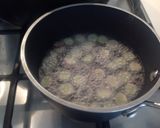 Foto del passaggio 2 della ricetta Crema di avocado, con calamari e cipollotti fritti