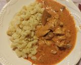 Gombás -tejfölös csirkemelltokány nokedlivel recept fázis 3 fotója