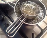 Foto del passaggio 1 della ricetta Tonno marinato, con cipolla caramellata all'arancia e cestino di spaghetti con finocchio e arancia