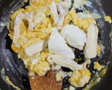 Foto del paso 2 de la receta: 🍳Lazy scrambled eggs with cheese by ครัวนุ้งแคท 🍳Huevos revueltos con queso a la vaga 😅