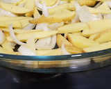 Foto del paso 1 de la receta: Patatas y cebolla asadas con ensalada de salmón y aguacate