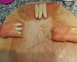 Foto del paso 3 de la receta: Canapés de salmón ahumado y espárragos con queso