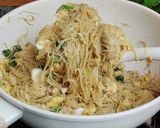 Foto langkah ke 5 dari resep Bihun Goreng Spesial Ayam.