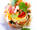 Foto del paso 5 de la receta: Ensalada exótica de mango y surimi con vinagreta de naranja