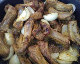 Foto del paso 4 de la receta: Costillas de cerdo encebolladas
