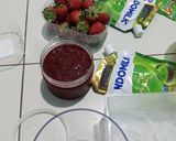 Foto langkah ke 2 dari resep Strawberry Matcha Latte.