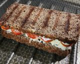 Foto del paso 4 de la receta: 🌿🍅🧀 Sándwich caprese con pan de lentejas 🧀🍅🌿 Tomates cherry, muzzarella y pesto de albahaca