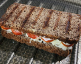 Foto del paso 4 de la receta: 🌿🍅🧀 Sándwich caprese con pan de lentejas 🧀🍅🌿 Tomates cherry, muzzarella y pesto de albahaca