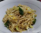 Foto langkah ke 7 dari resep Mie Telur Goreng campur kol dan cabai hijau.