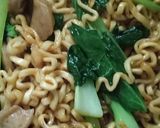 Foto langkah ke 2 dari resep Mie goreng praktis.