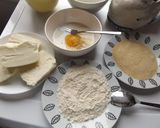 Foto del paso 1 de la receta: Halloumi rebozado y frito con guisantes y tomatitos en rama baby
