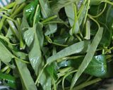 Foto langkah ke 1 dari resep Cah Kangkung Saus Tiram.