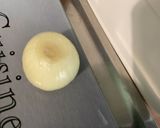 Une image de l'étape 1 de Tarte filo, oignon, chèvre et poivrons tricolores.
